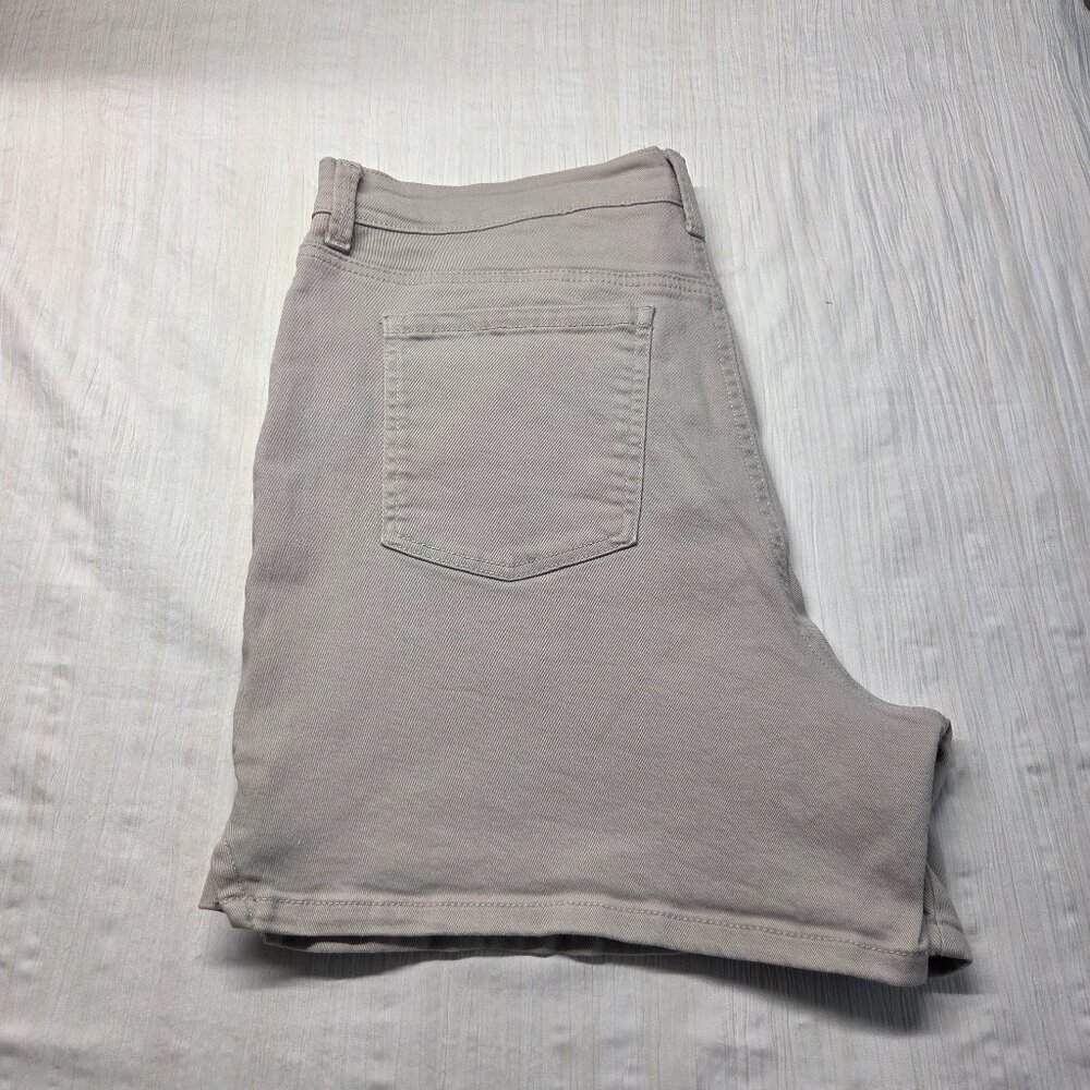 Gloria Vanderbilt All Around Slimming Effect Amanda Size 18 Light Khaki Shorts